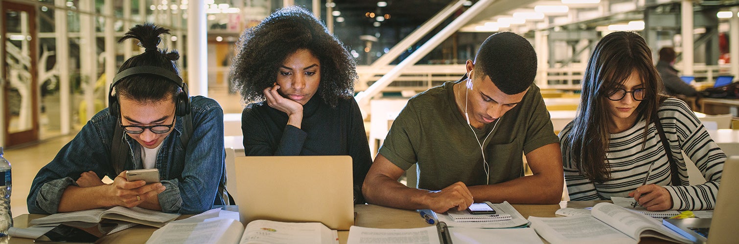 estudiantes universitarios que estudian en la biblioteca