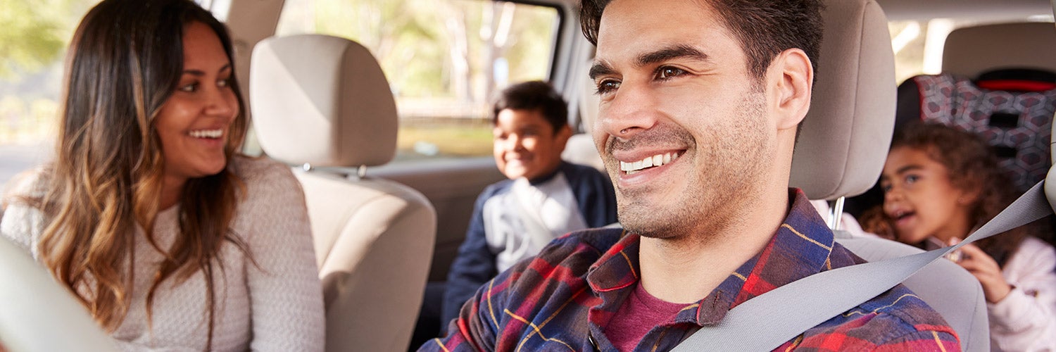 familia de cuatro en un auto