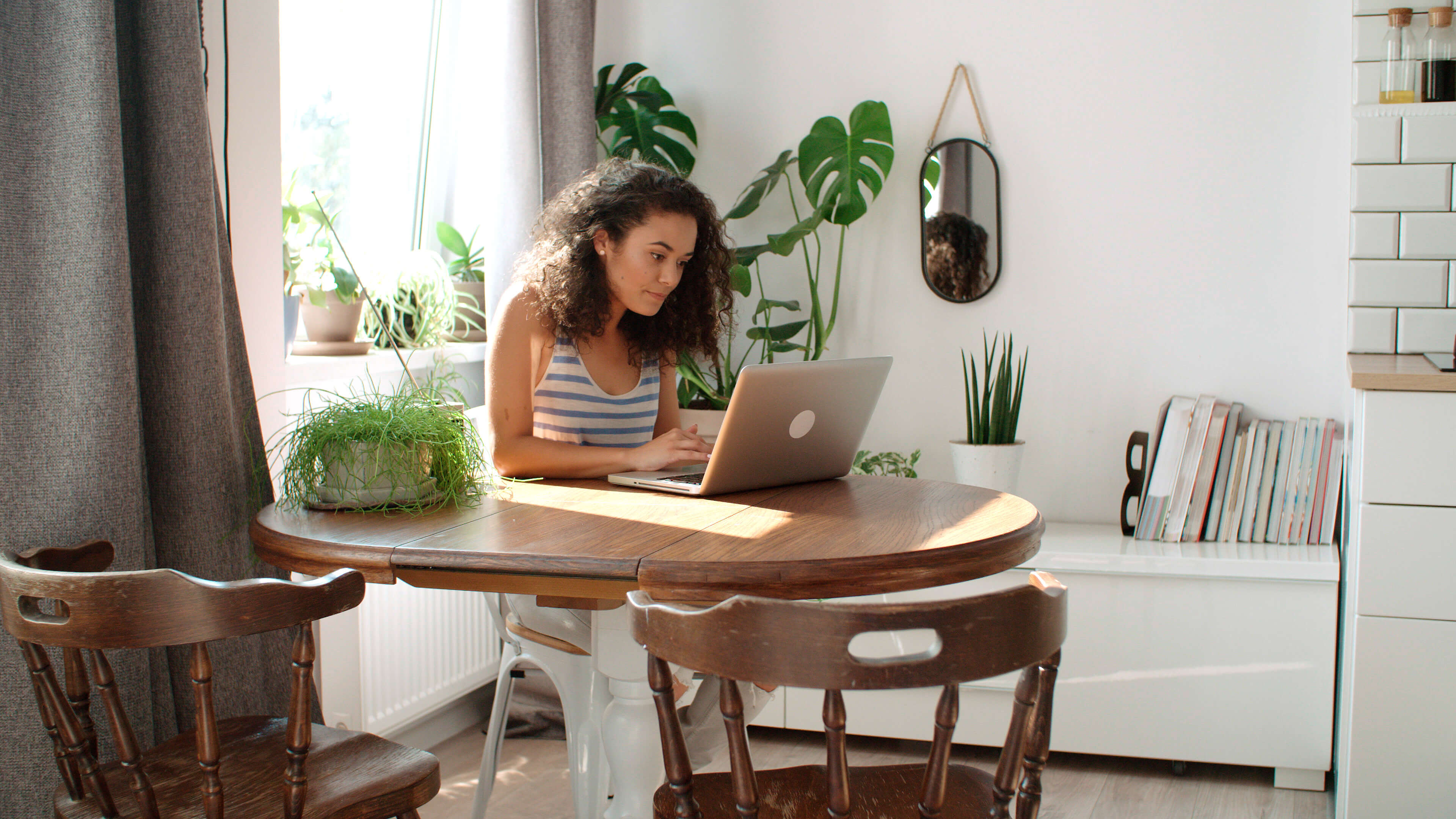 Una mujer mirando su computadora.